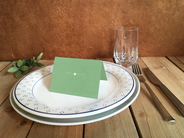 Tischkarten Grün Weiß mit Wildblumen im modernen retro Design für Hochzeit & Kommunion